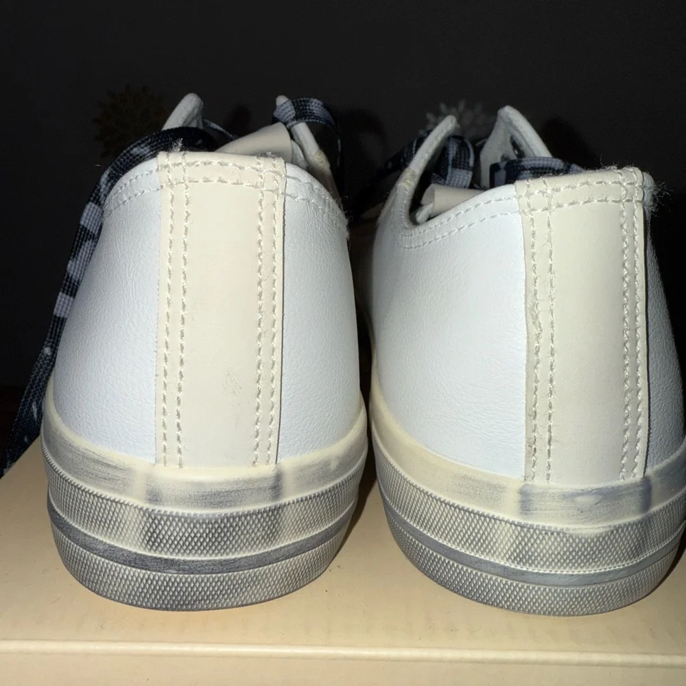 Chic‎ white w/pink glittery star Distressed sneakers/shoes New Box Woman’s Sz9